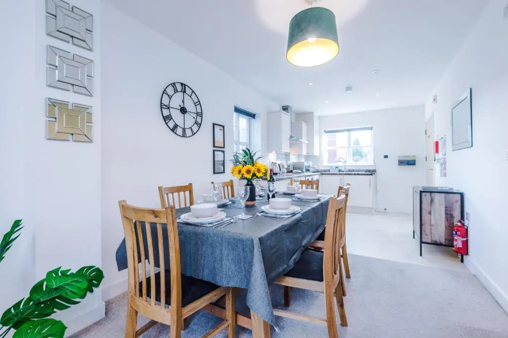 Modern 4-Bed Townhouse in Crewe by 53 Degrees Property, Ideal for Contractors & Business, FREE Parking - Sleeps 8