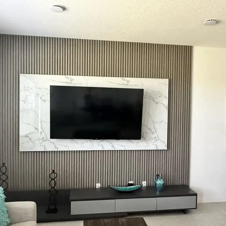3 BR, 2.5 BA Villa Sleeps 8 EVE102