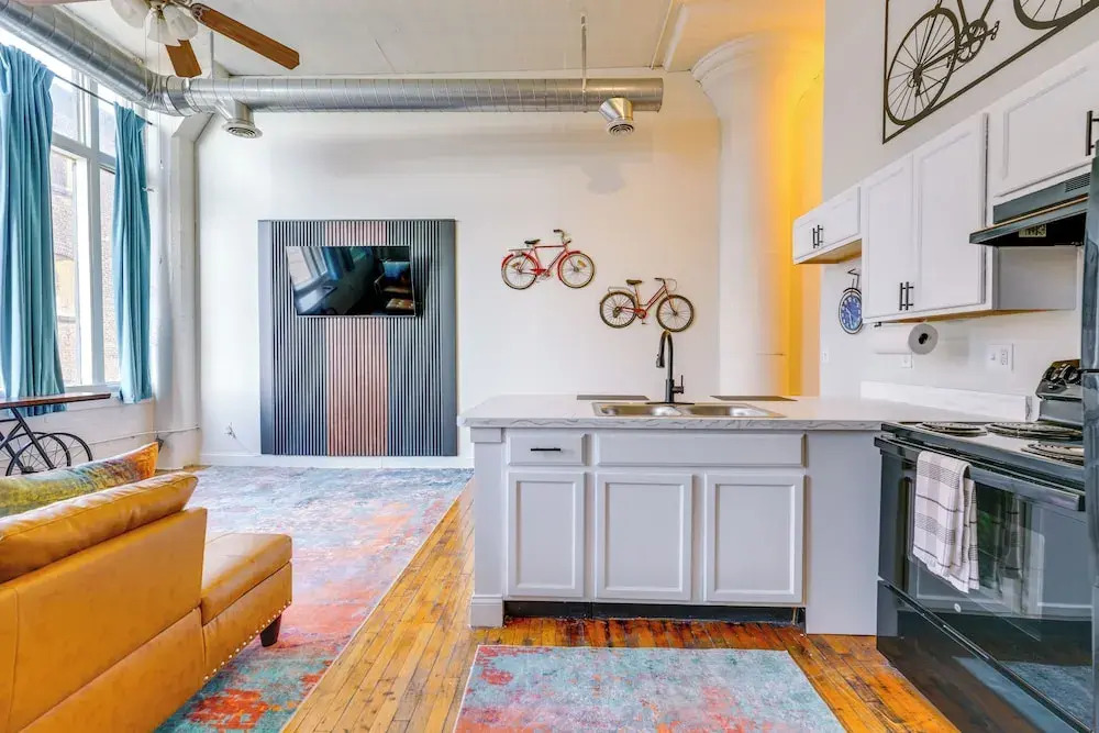 1 Mi to Dtwn! Riverside Corktown Loft on 2nd Floor