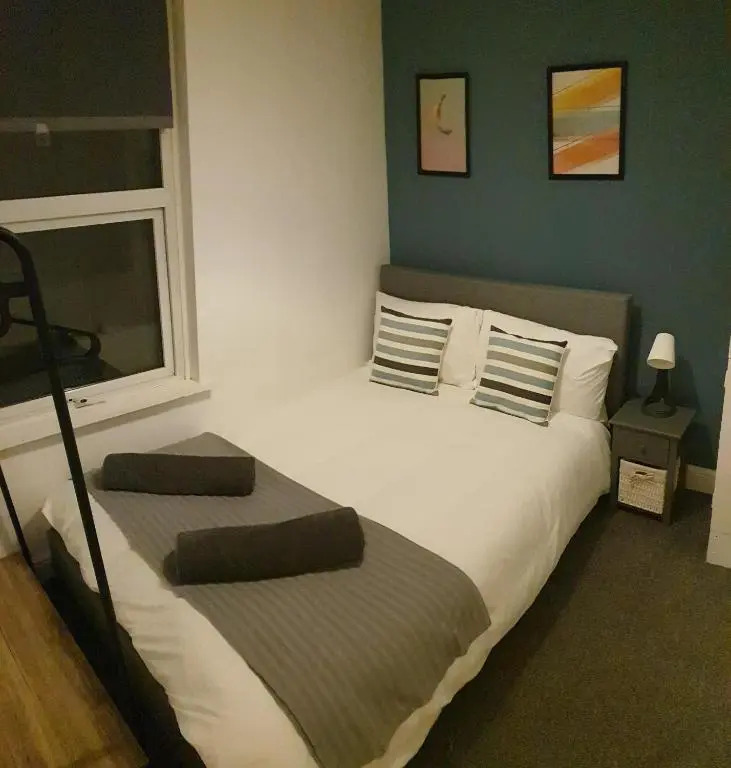 6 bed sleeps 10, walk 2 LFC & EFC, Parking,10 mins 2 City
