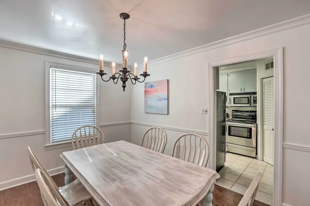 Walk to Broad St: Central Thomasville Condo