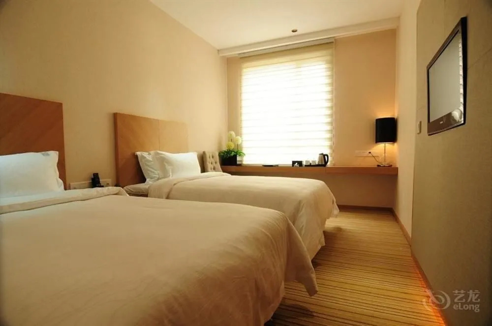 Wuhan Yuntai 6 Plus 1 Hotel