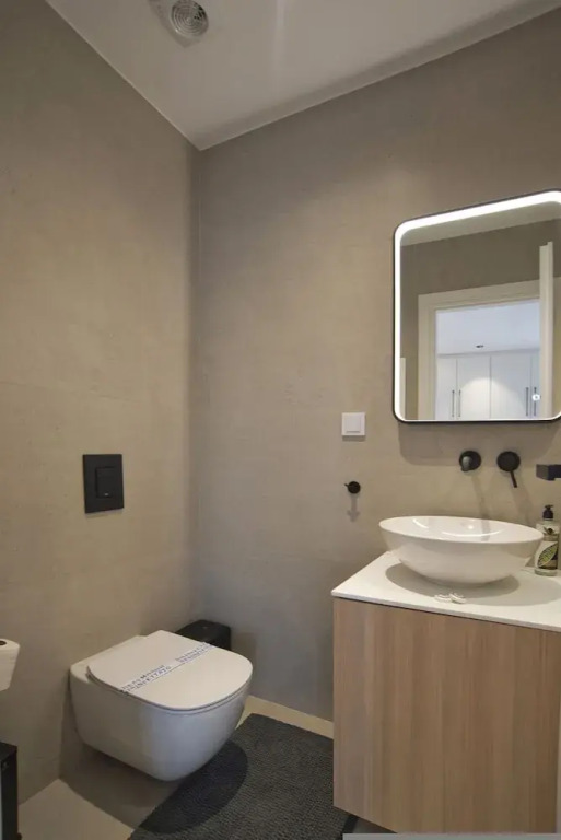 Urban Allure in Athina
