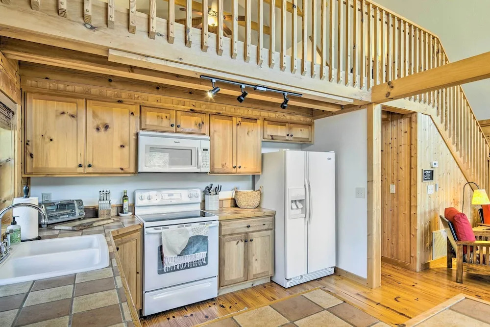 10 Mi to Lake Lure: Mtn-View Cabin w/ Deck & Loft