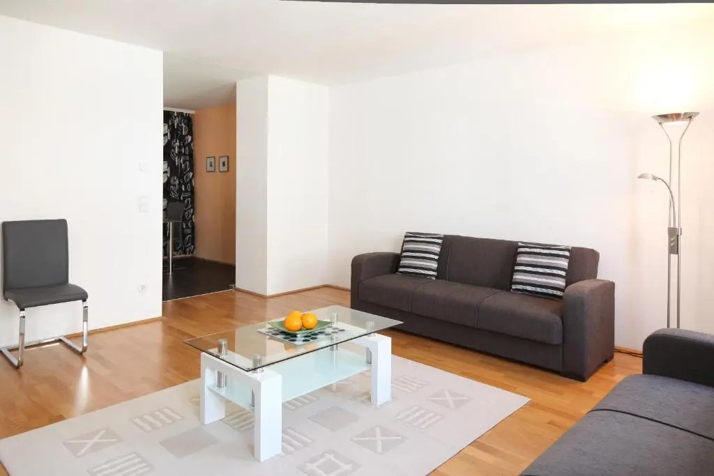 3 rooms Sunny Apartments-Schoenbrunn, 100m2 with balcony