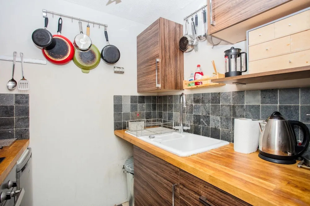 2 Bedroom Central London Apartment With Balcony
