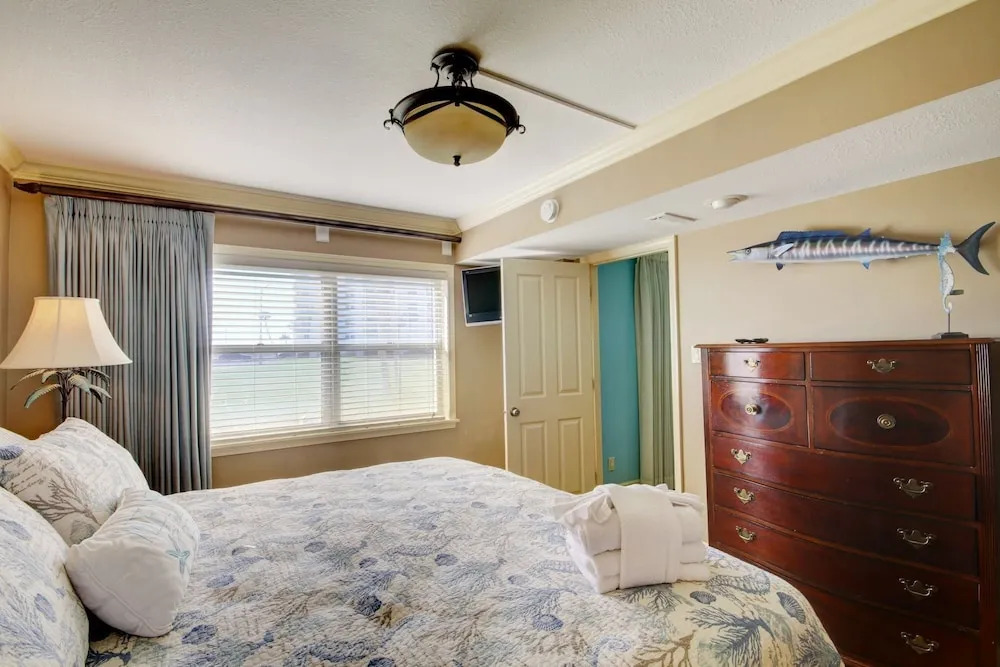 111 El Matador 2 Bedroom Condo by RedAwning