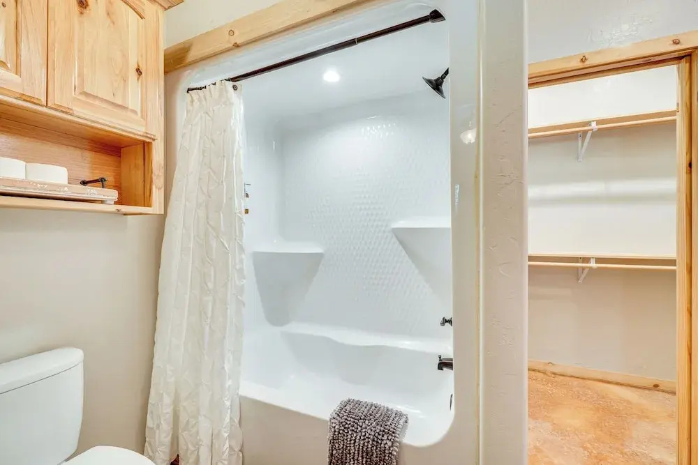 Walk to Restaurants: Hot Tub Haven in Broken Bow!
