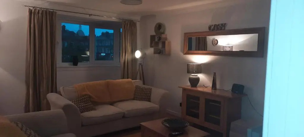 Prime Town Center, Modern, 2 Bedroom Apartment,Free Private Parking, WiFi