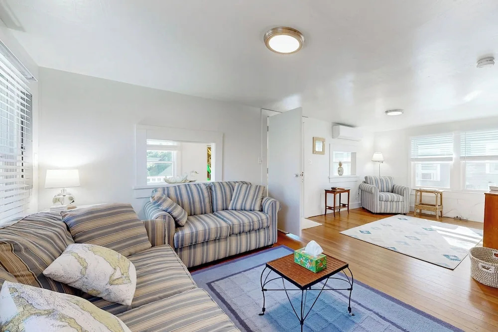 Charming 3BR Cottage Near the Beach w/ Deck