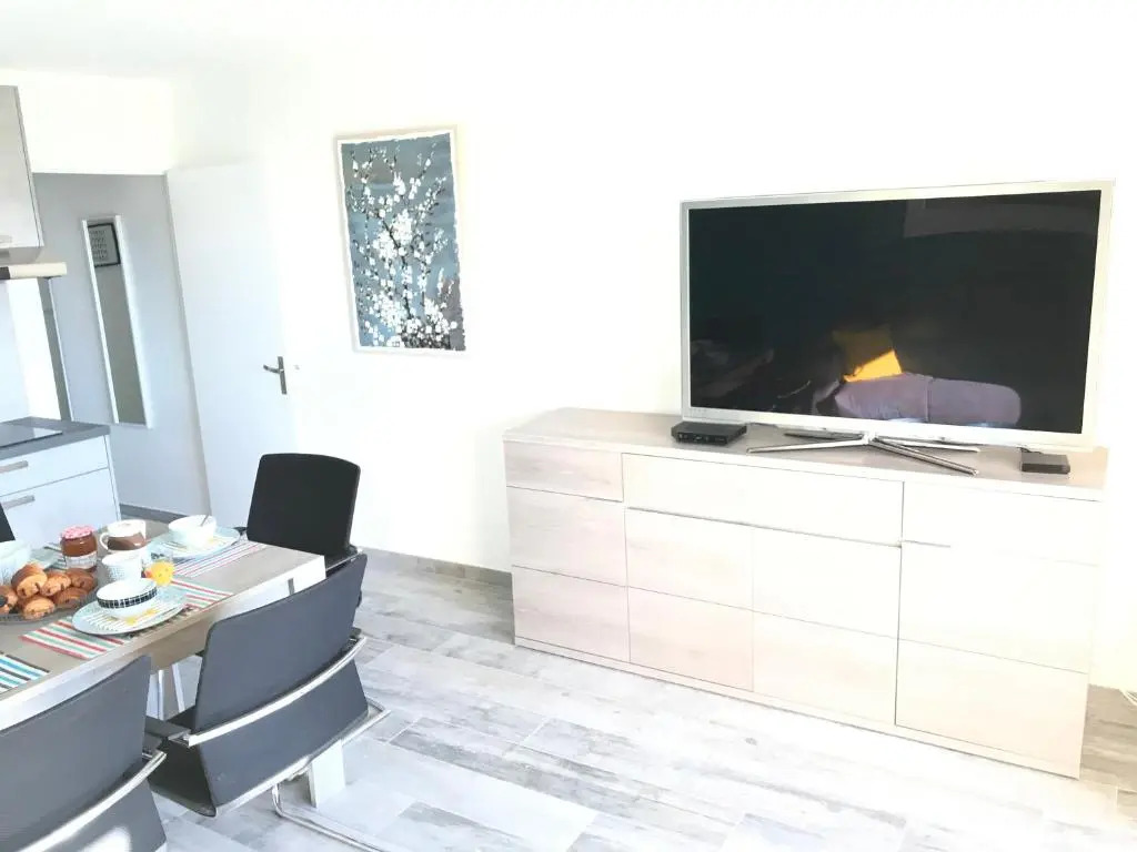 Appartement 3 pieces, refait a neuf, haut standing, piscine, mer a pieds