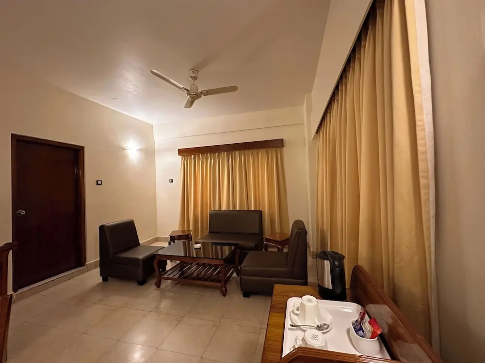 lhaki Hotel