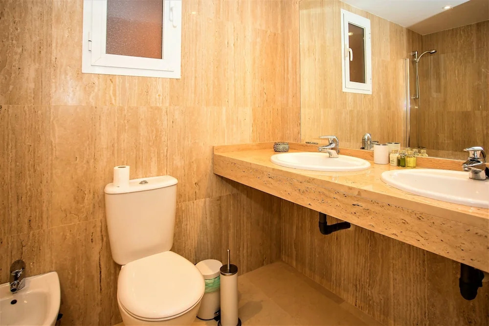 Beautiful and Spacious, 3 bedroom apartment LA23