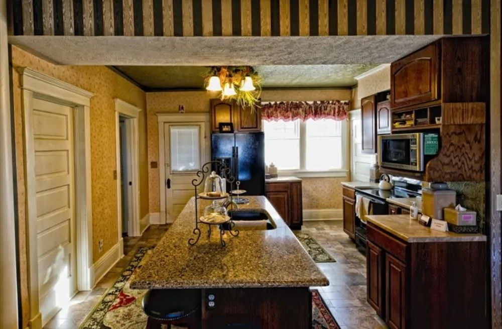 Vintage Charm Bed and Breakfast Hotel