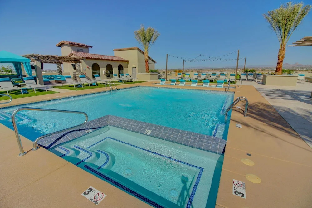 Rooftop Pool-Close 2 Shops-Dining-C4419