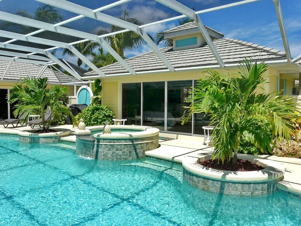 Private home and guesthouse with courtyard, pool and spa