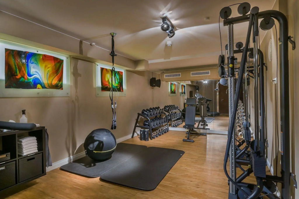 ADELANTE Boutique Hotel