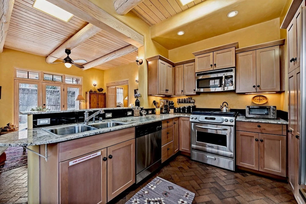 Antonia - Stylish Retreat, Blocks From Galleries and Restaurants of Canyon Rd. and The Plaza
