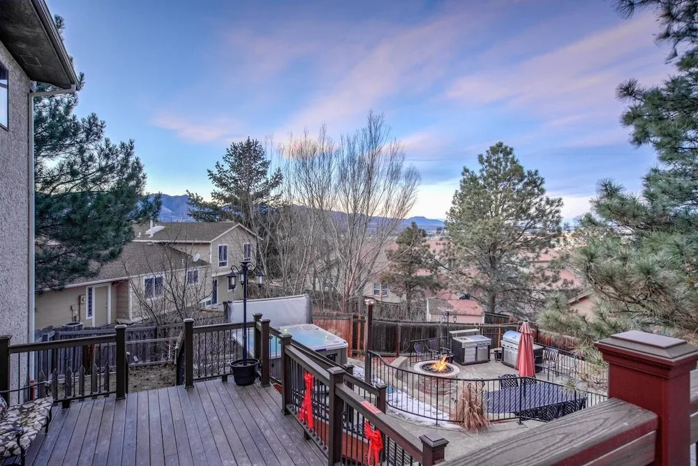 4BR Entertainer AF Academy Hot Tub, Firepit!