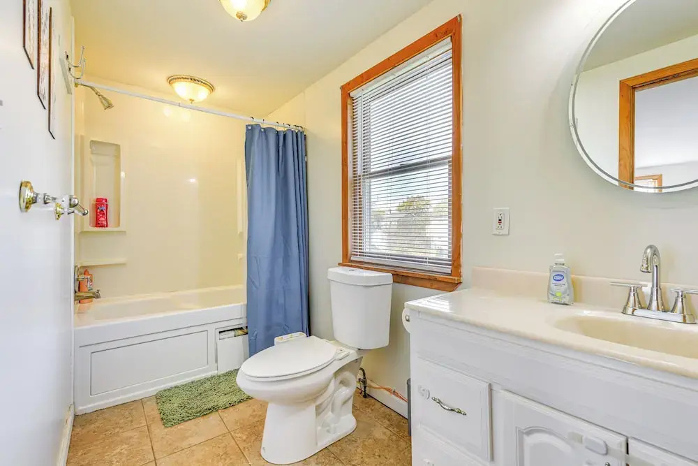 Large Yard & Furnished Deck: Cheektowaga Getaway!