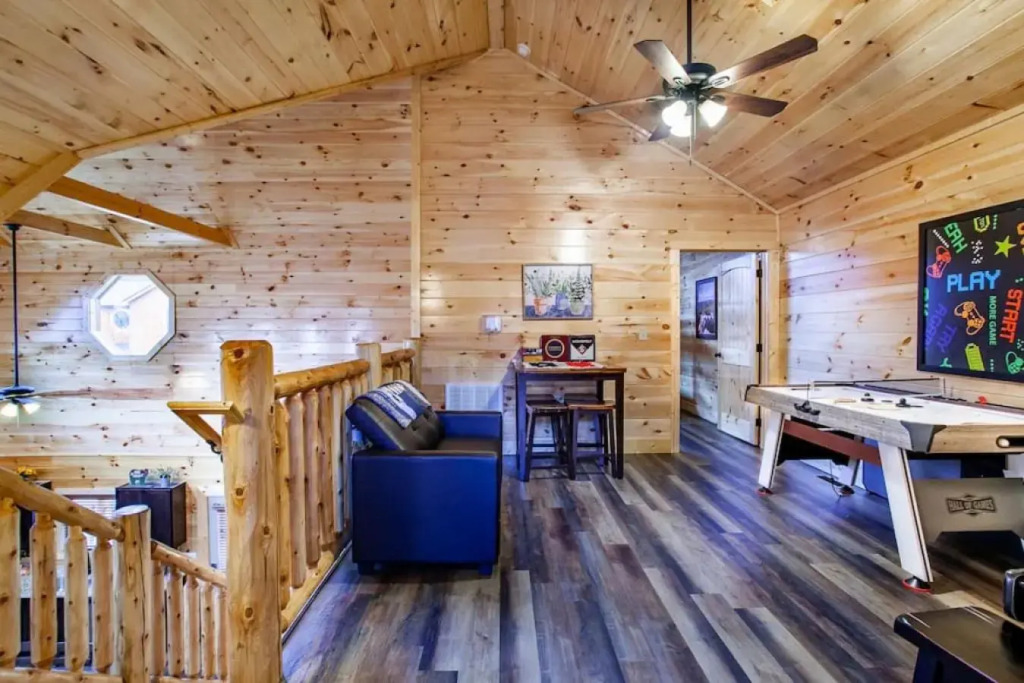 Swimming Bears Lodge Two Cabins with Pools and HotTubs