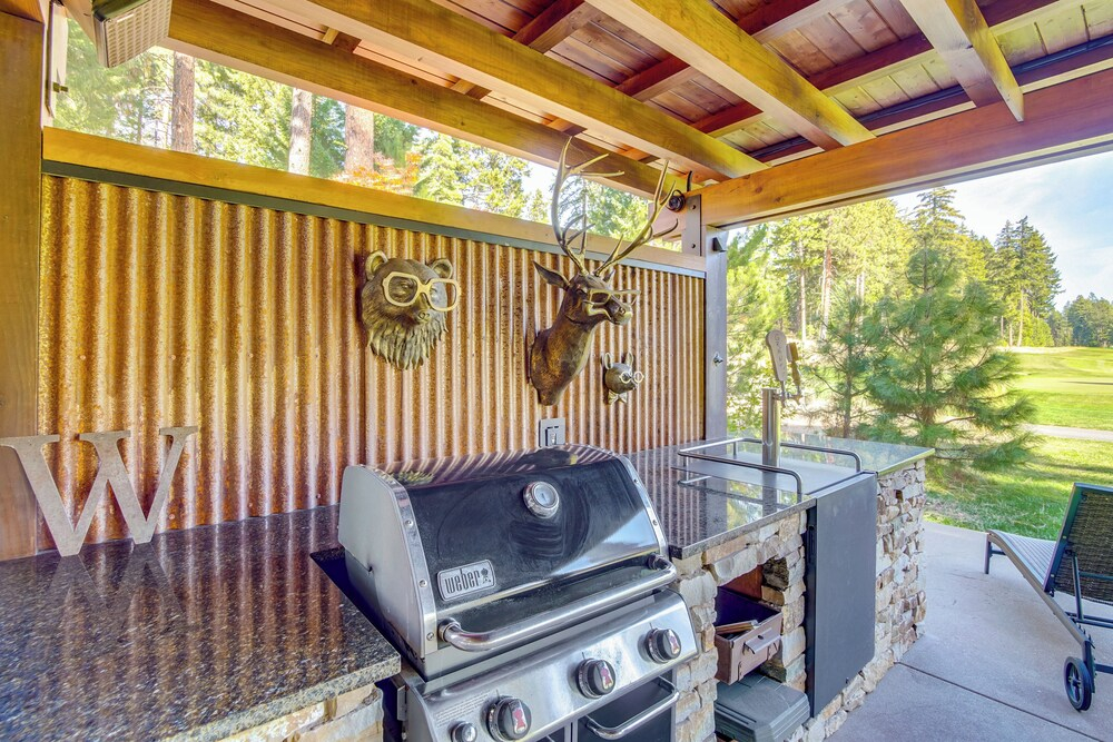 Golf Getaway w/ Hot Tub, Course Views in Cle Elum!