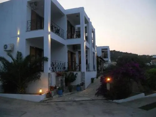 Pleoussa Studio and Apartments