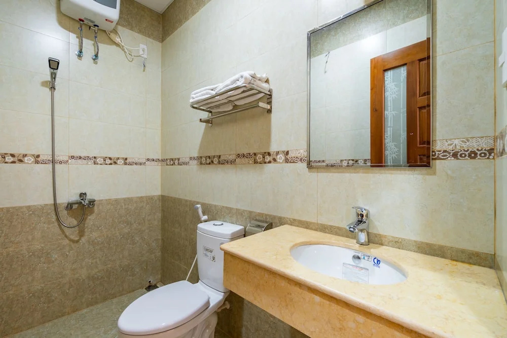 Oyo 222 Queen Hotel