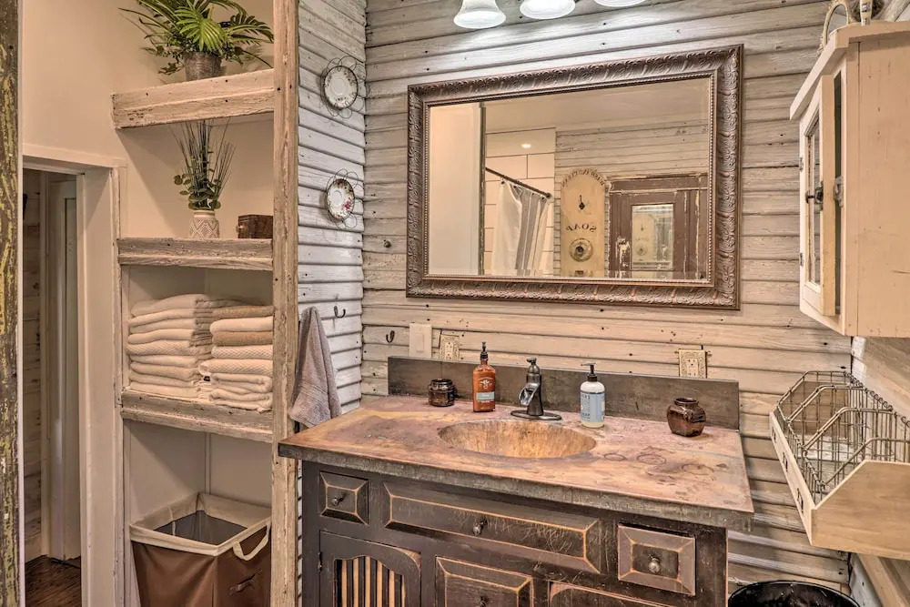 Country-chic Cotter Home w/ Outdoor Living Space!