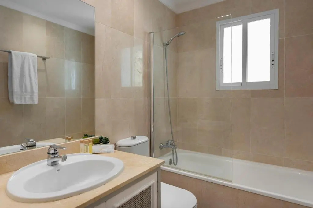 Bright 2 Bedroom apartment with parking space and swimming pools in Aloha Gardens
