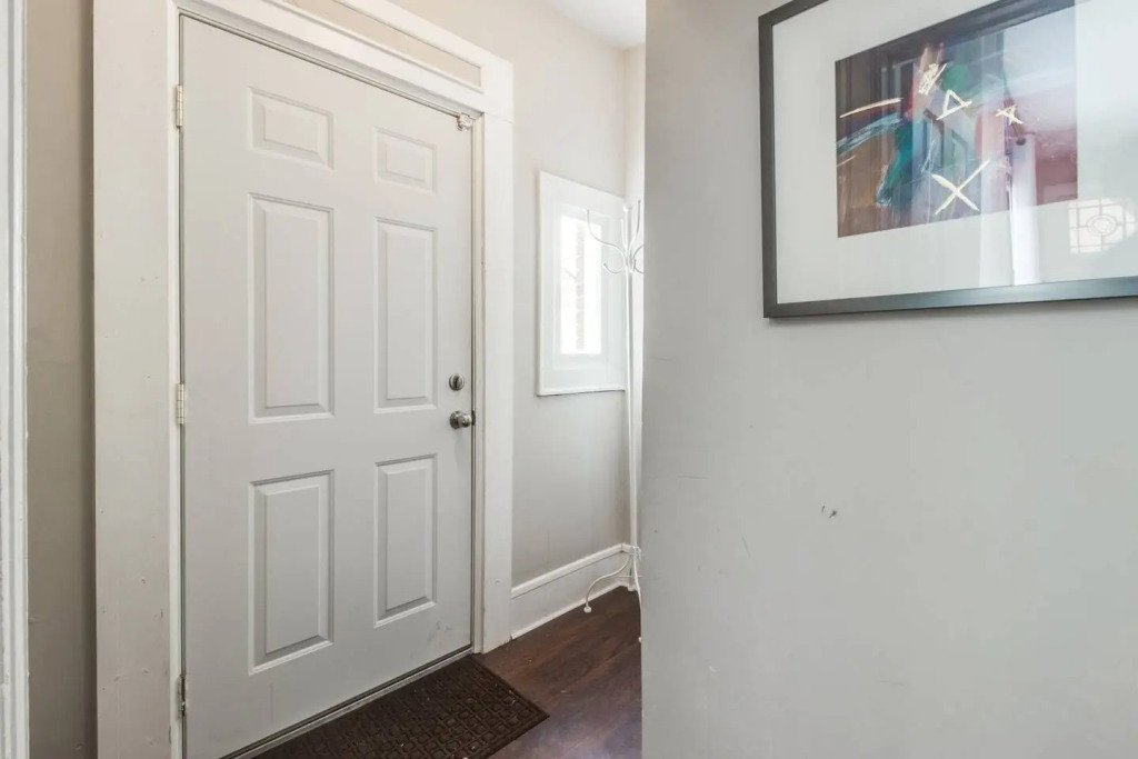 Great 6 Bedroom Peaceful Family Retreat in the University District