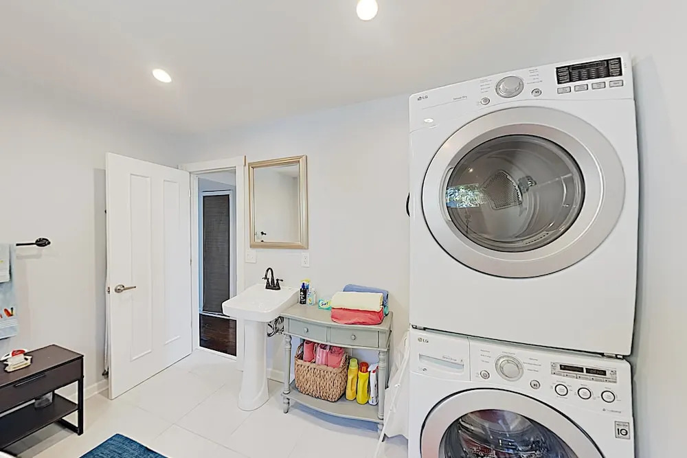 Upscale Coastal - Pool, Patio, Walk To Dining 3 Bedroom Home