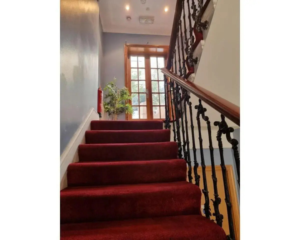 F101-First Floor Flat Fits 3 Near Hyde Park