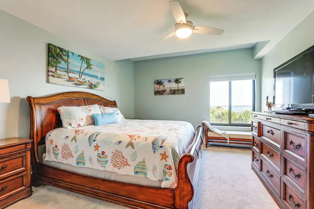 Bright Englewood Gem: Rooftop Patio, Walk to Beach