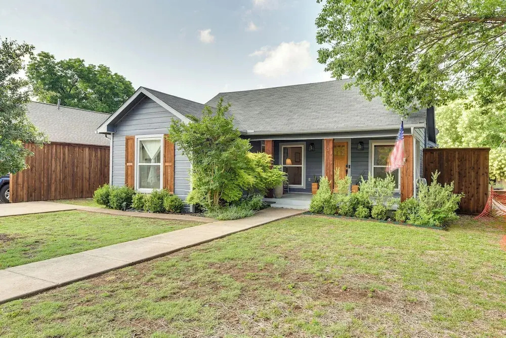 Pecan Blue Frisco Home w/ Private Yard & Hot Tub