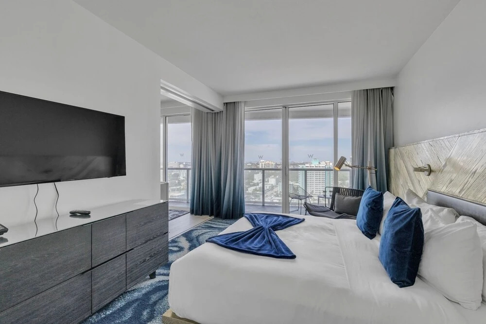 Stunning Oceanfront Condo W/ Extended Balcony 2 Bedroom Condo by RedAwning, Fort Lauderdale