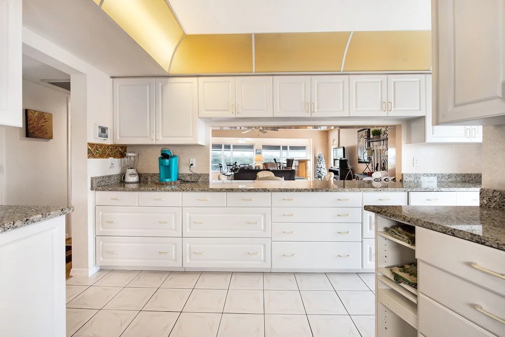 232 South Harbor Upstairs 3 Bedroom Apts by RedAwning