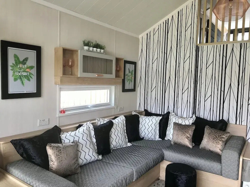 2 Bed Lodge - Sleeps 4 - Pets - Hot Tub - Parking