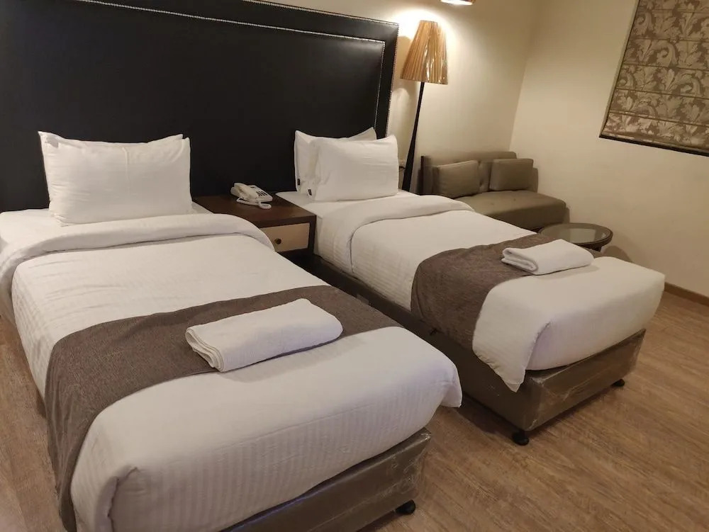 OYO 25040 Hotel Victoria