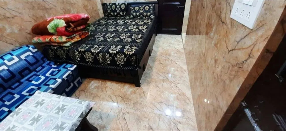 Room in Guest room - Posh S Delhi Foreigners Area, Lajpat Nagar