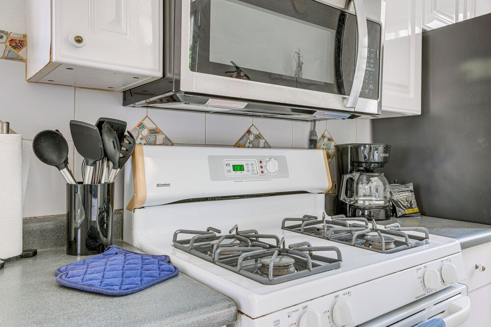 Walk to Beach! Vieques Casita w/ Pool Access