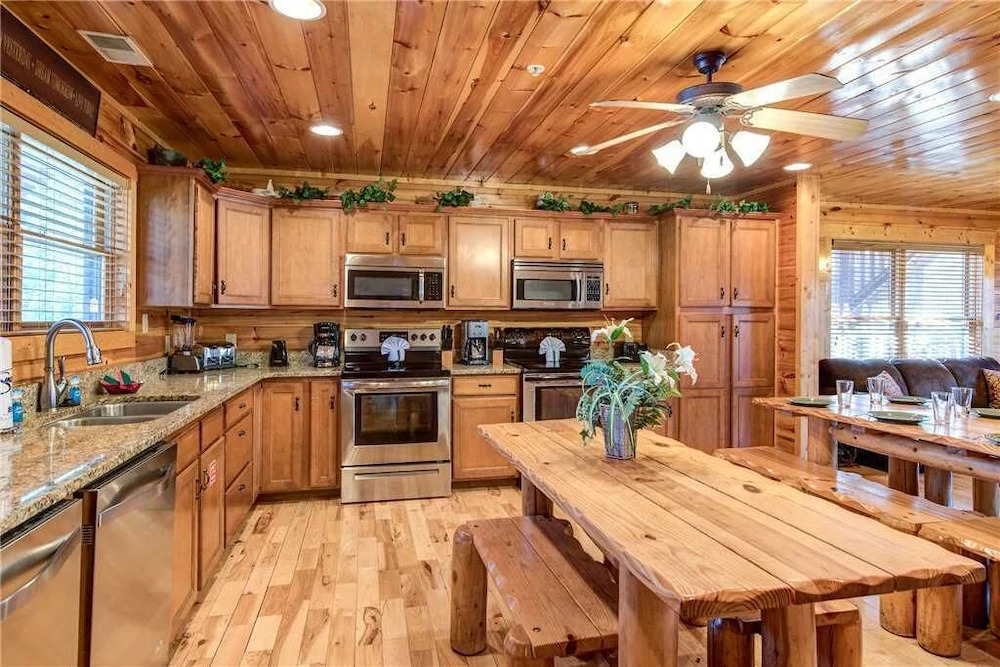Hemlock Inn - Eight Bedroom Cabin