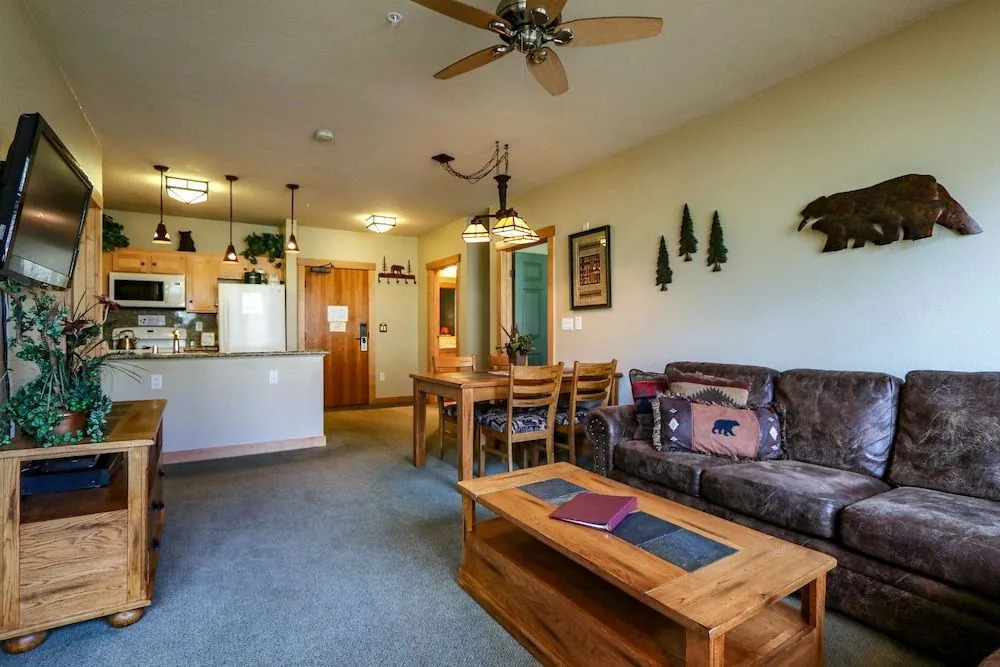 Sunstone 208 Updated Ski-In Ski-Out Condo At Sunstone Lodge with Great Complex Amenities by RedAwning