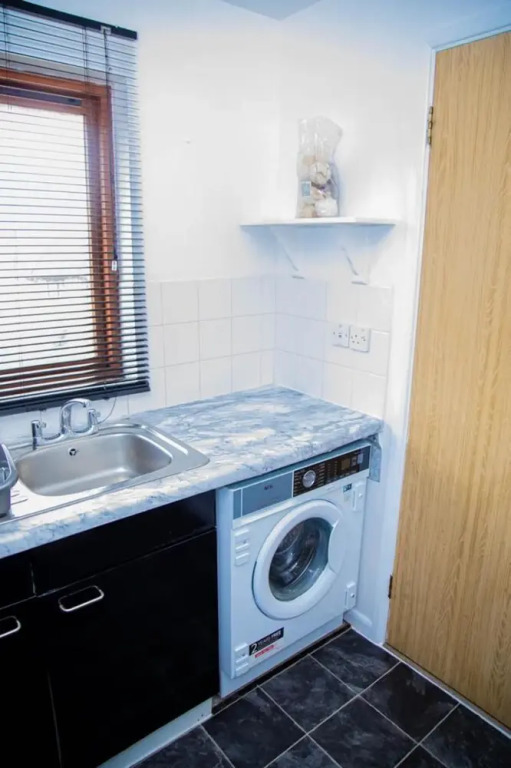 Cozy Two Bedroom Apartment Located in Gravesend