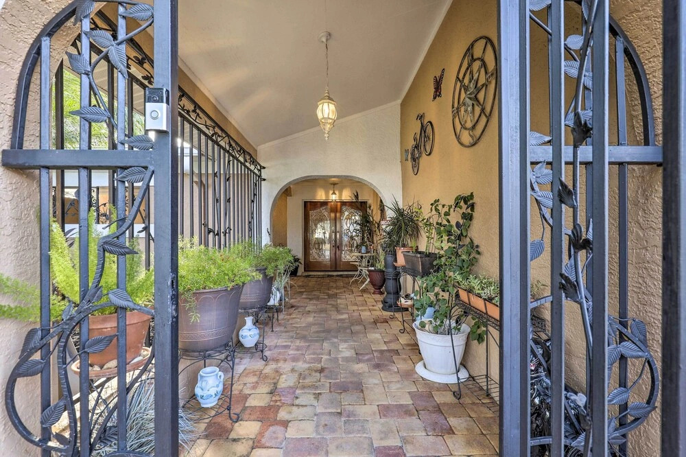 Cozy Home in Heart of Tampa w/ Lanai & Pool!