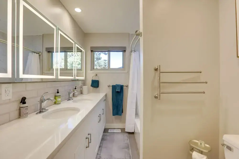 Private Hot Tub & Sauna: Saulsbury Guest House