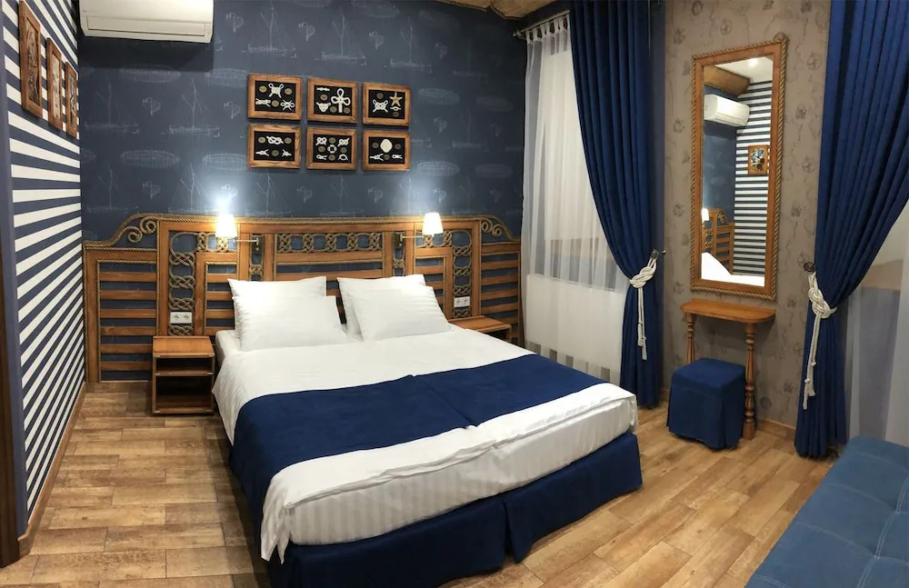 Lucky Ship Art Hotel
