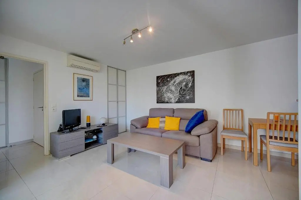2 PIECES MODERNE AVEC TERRASSE ET PARKING A 3MN DES PLAGES !l- A1B230