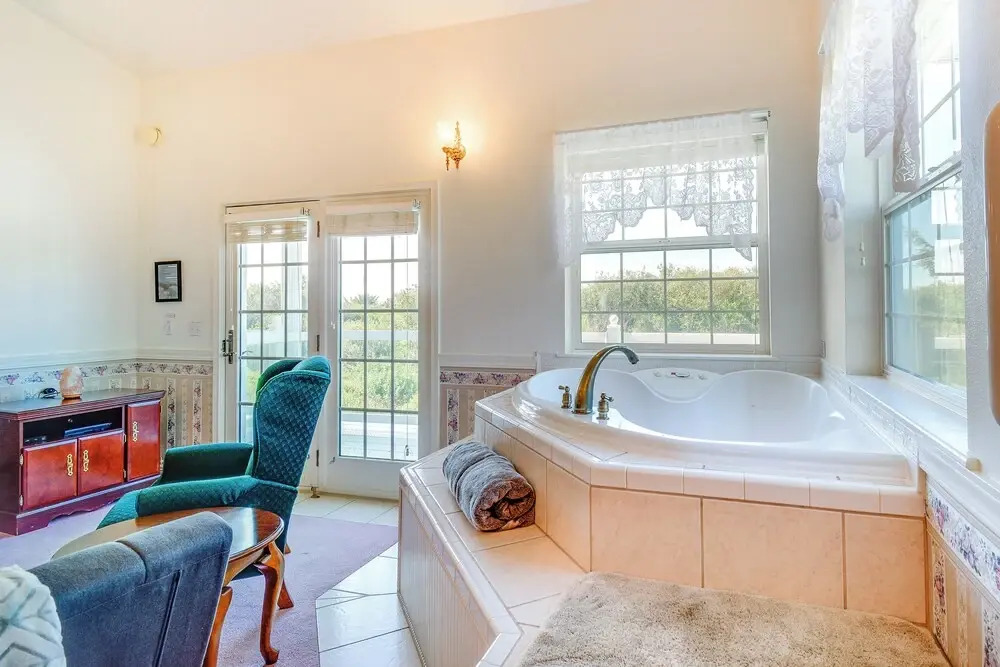 Ocean Shores Condo w/ Private Tub < 1 Mi to Beach!