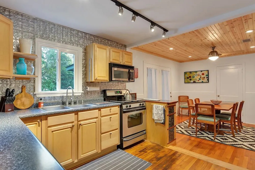 2BR Newly Remodeled Stylish Rosedale House by RedAwning
